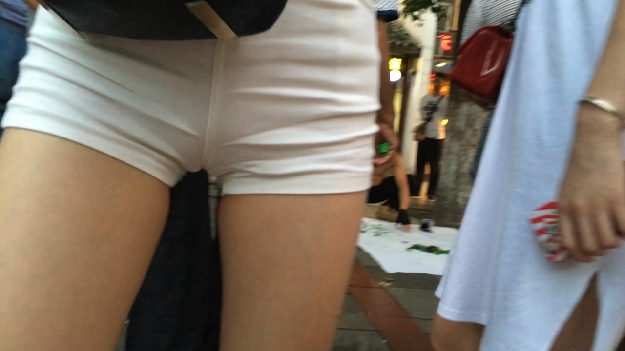 紧身白热裤翘臀紧三角小妹[MP4/1.9GB]