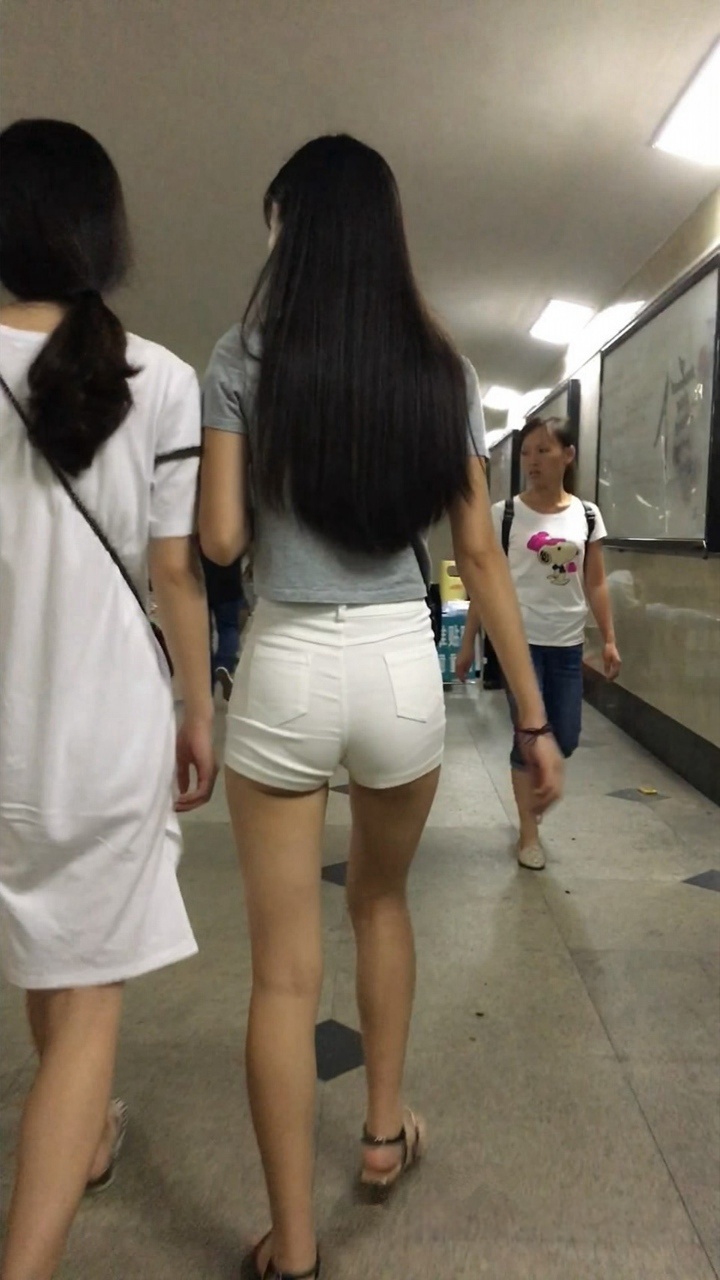 紧身白热裤翘臀紧三角小妹[MP4/1.9GB]