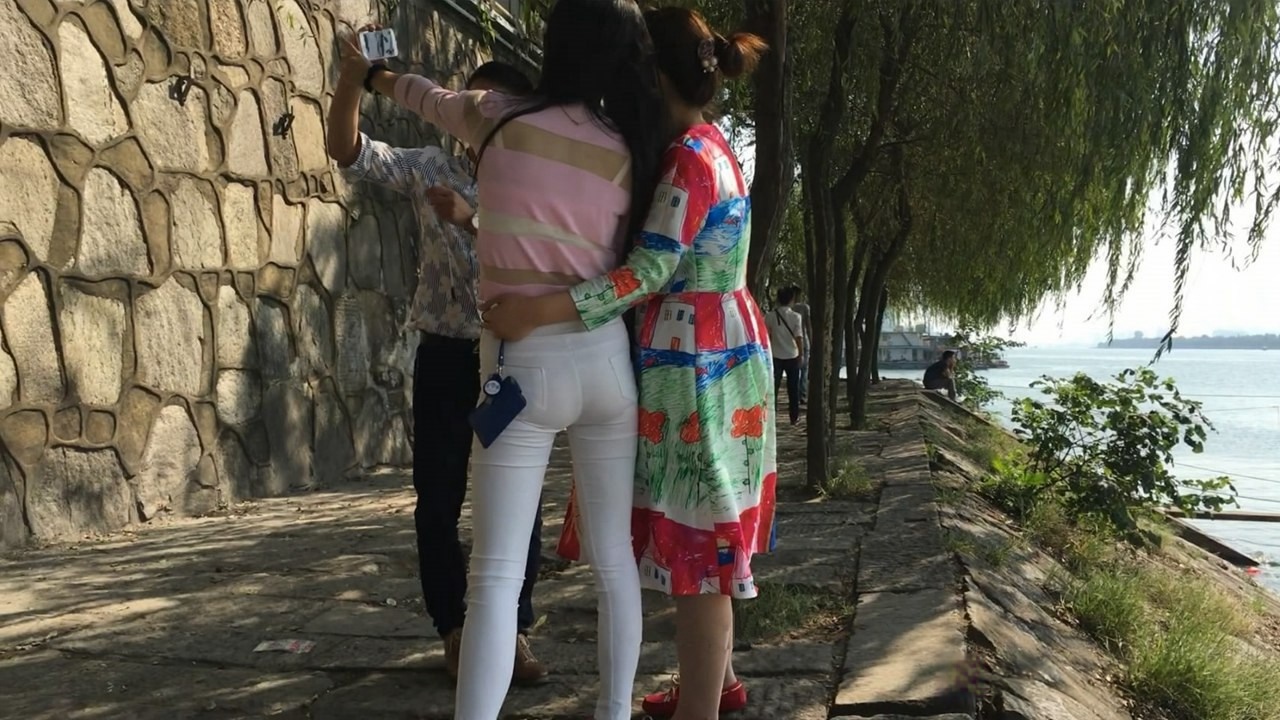 超紧白裤窄小内内眼镜妹[MP4/2GB]