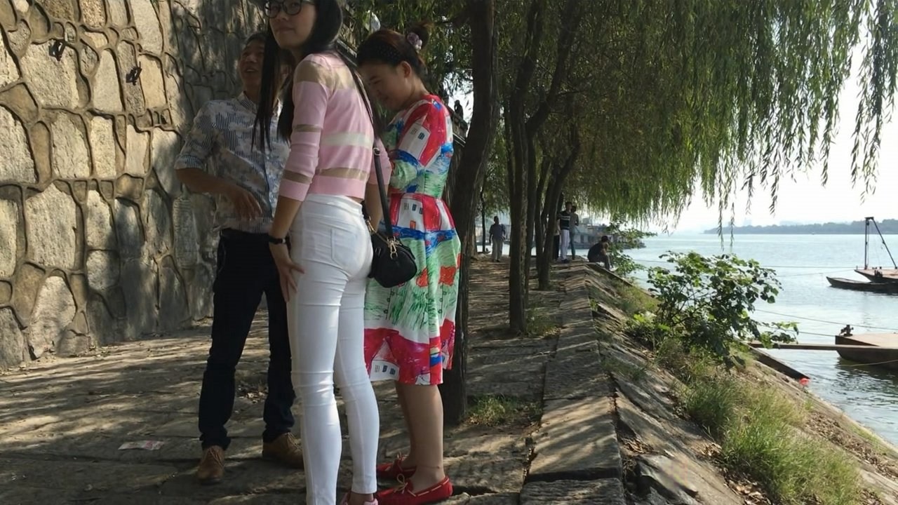 超紧白裤窄小内内眼镜妹[MP4/2GB]