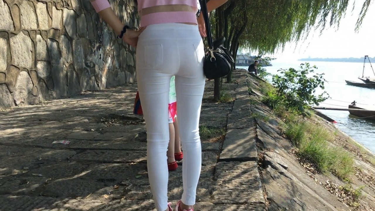 超紧白裤窄小内内眼镜妹[MP4/2GB]