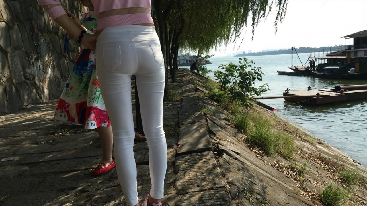 超紧白裤窄小内内眼镜妹[MP4/2GB]