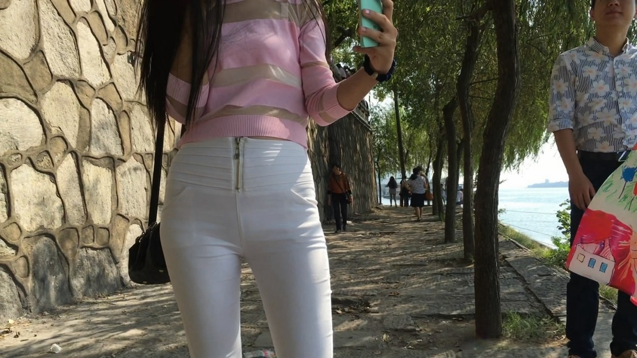 超紧白裤窄小内内眼镜妹[MP4/2GB]