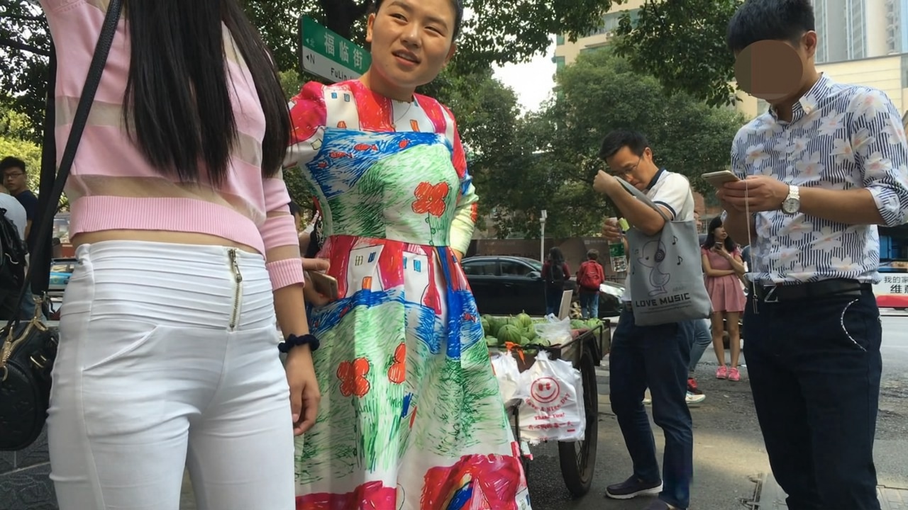 超紧白裤窄小内内眼镜妹[MP4/2GB]