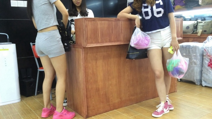 超紧呢绒短裤美眉[MP4/1GB]