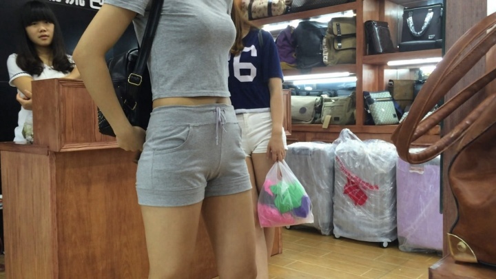 超紧呢绒短裤美眉[MP4/1GB]