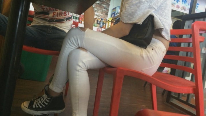 性感紧身白色铅笔裤美女[MP4/4GB]