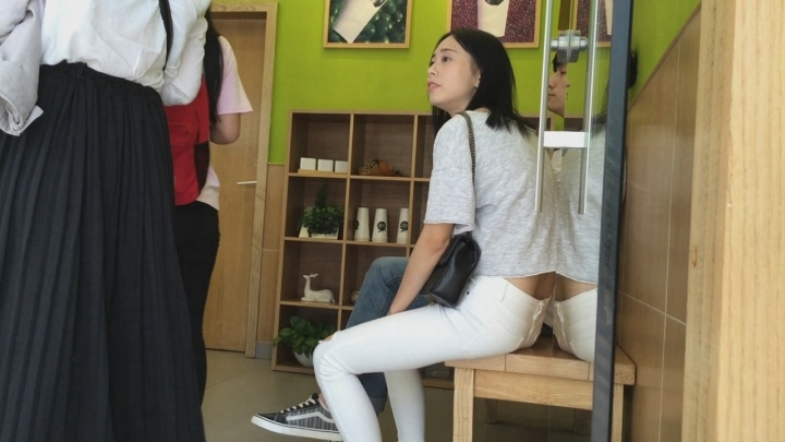 性感紧身白色铅笔裤美女[MP4/4GB]