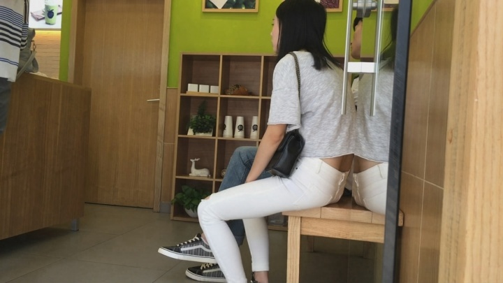 性感紧身白色铅笔裤美女[MP4/4GB]