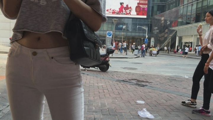 性感紧身白色铅笔裤美女[MP4/4GB]