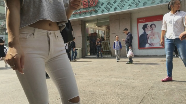 性感紧身白色铅笔裤美女[MP4/4GB]