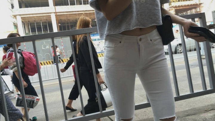 性感紧身白色铅笔裤美女[MP4/4GB]