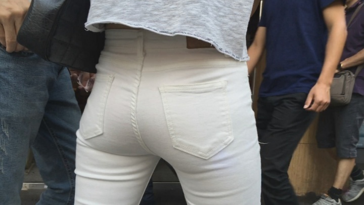 性感紧身白色铅笔裤美女[MP4/4GB]