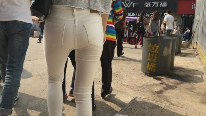 性感紧身白色铅笔裤美女[MP4/4GB]