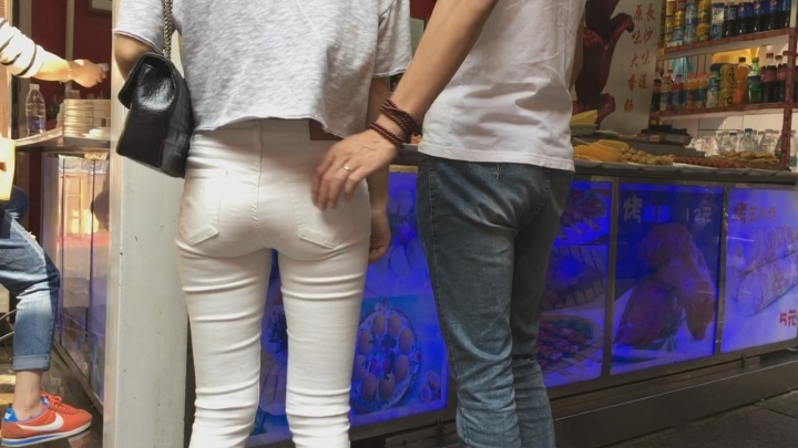 性感紧身白色铅笔裤美女[MP4/4GB]