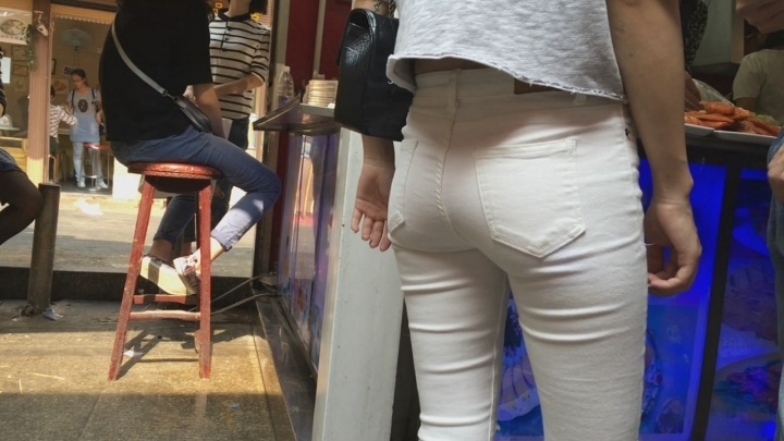 性感紧身白色铅笔裤美女[MP4/4GB]