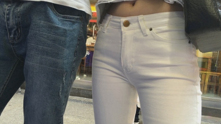 性感紧身白色铅笔裤美女[MP4/4GB]