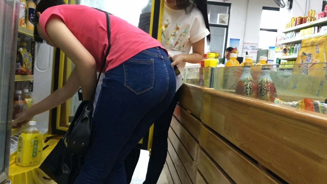 清纯的紧身牛仔翘臀美眉[2GB/MP4]