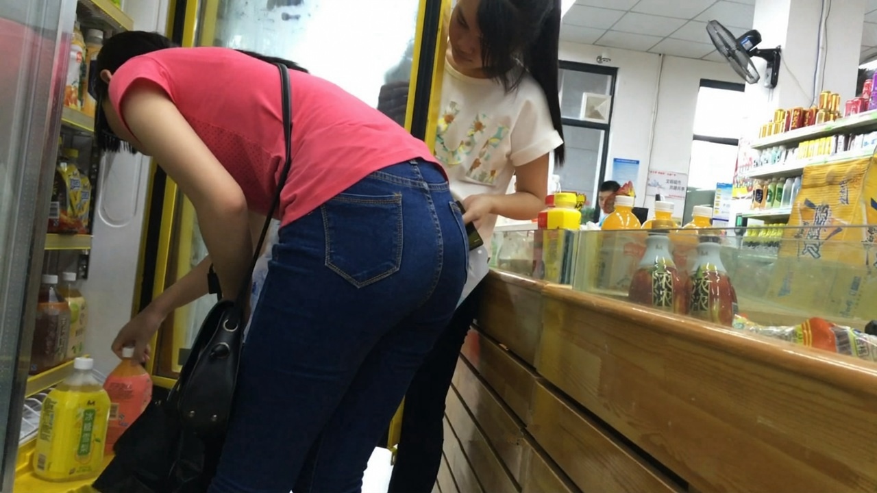 清纯的紧身牛仔翘臀美眉[2GB/MP4]