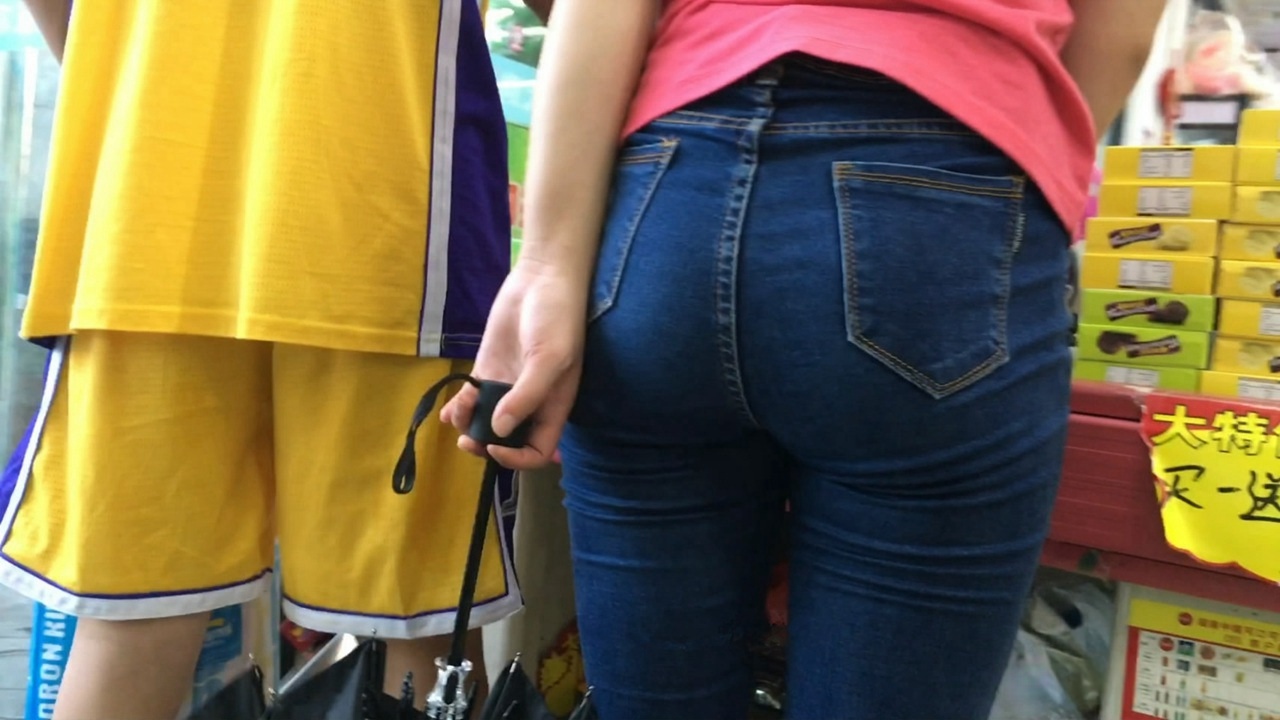 清纯的紧身牛仔翘臀美眉[2GB/MP4]