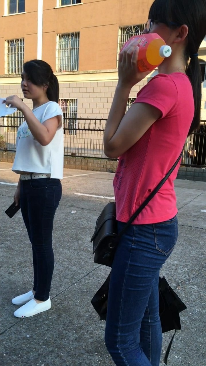 清纯的紧身牛仔翘臀美眉[2GB/MP4]