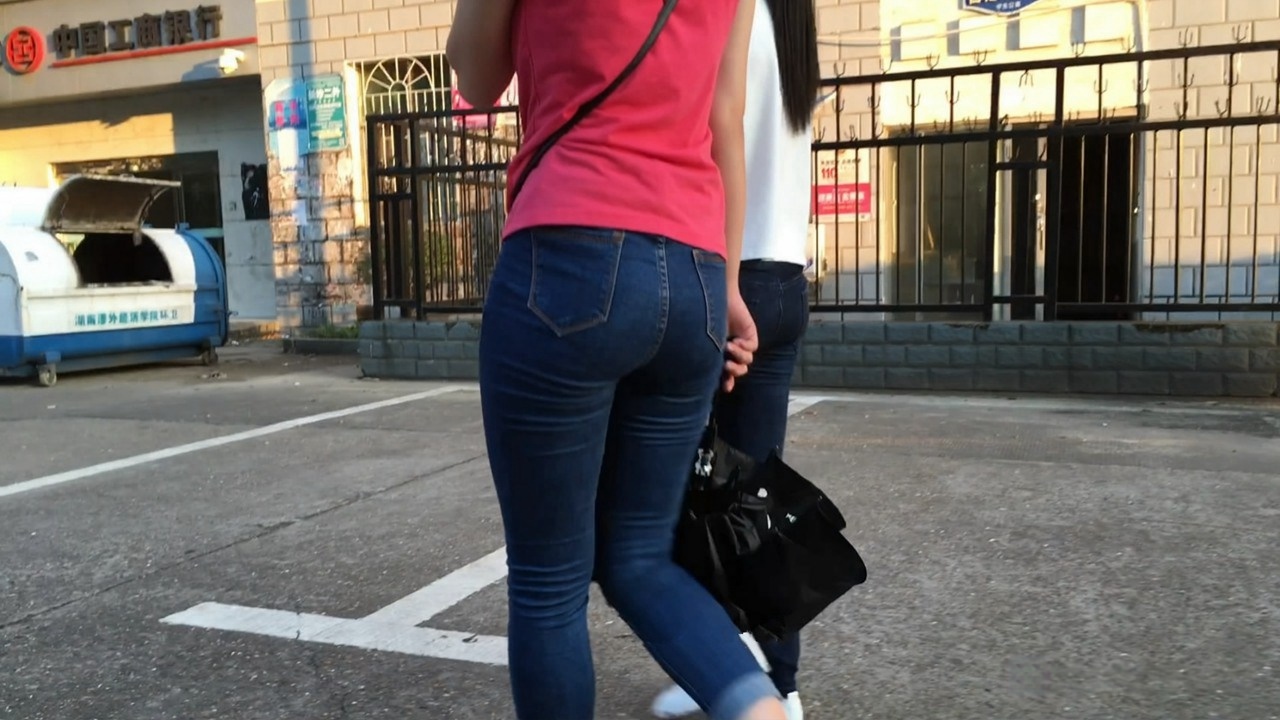 清纯的紧身牛仔翘臀美眉[2GB/MP4]