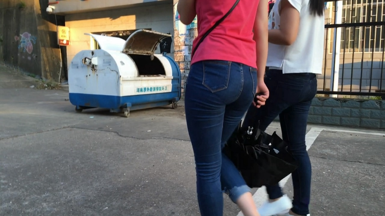 清纯的紧身牛仔翘臀美眉[2GB/MP4]