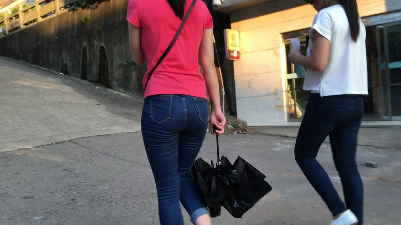 清纯的紧身牛仔翘臀美眉[2GB/MP4]