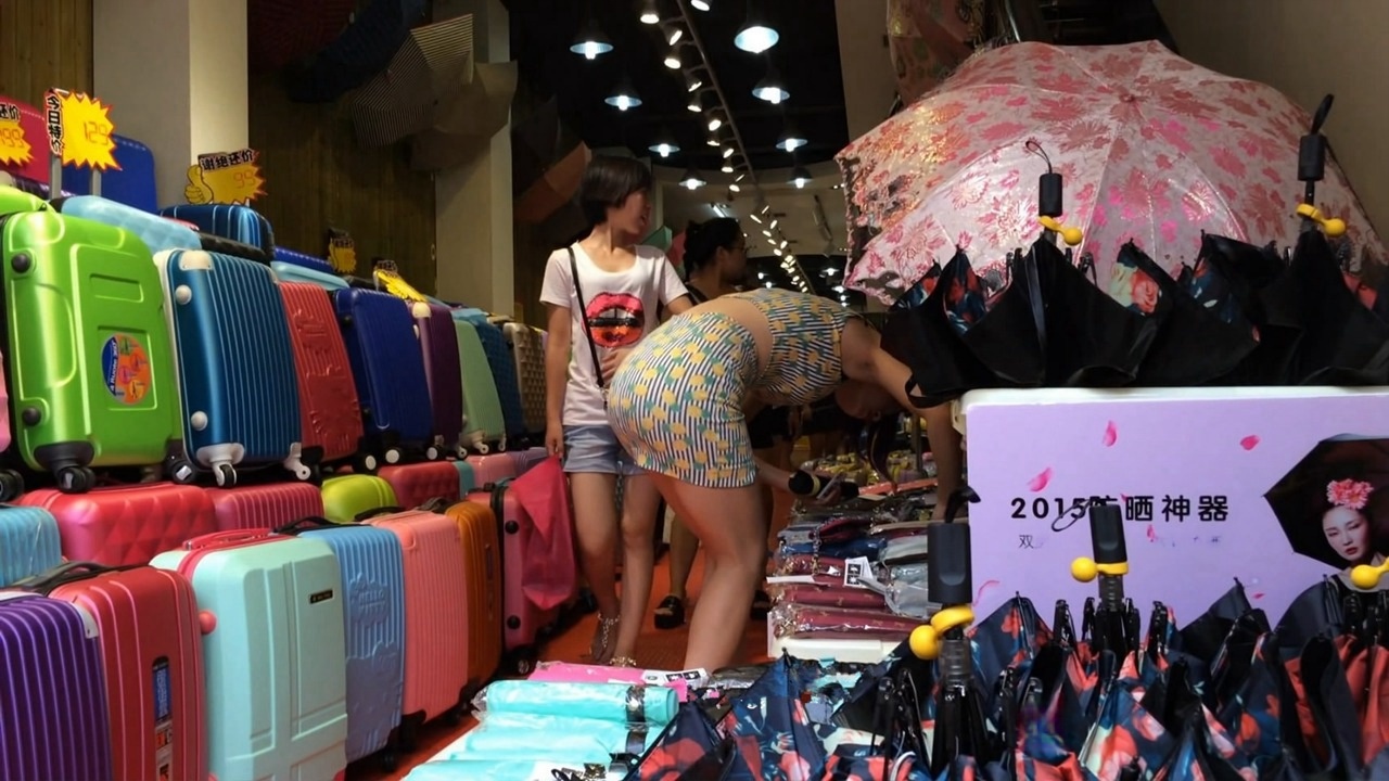 雨伞店花色包臀裙大臀老板娘[MP4/2GB]