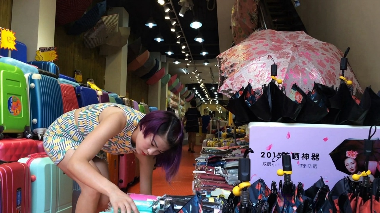 雨伞店花色包臀裙大臀老板娘[MP4/2GB]