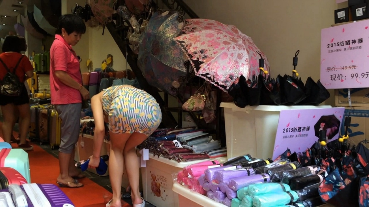 雨伞店花色包臀裙大臀老板娘[MP4/2GB]