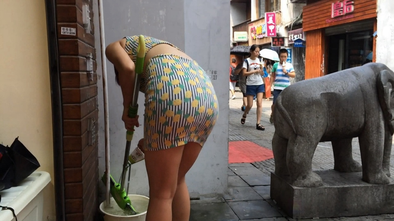 雨伞店花色包臀裙大臀老板娘[MP4/2GB]