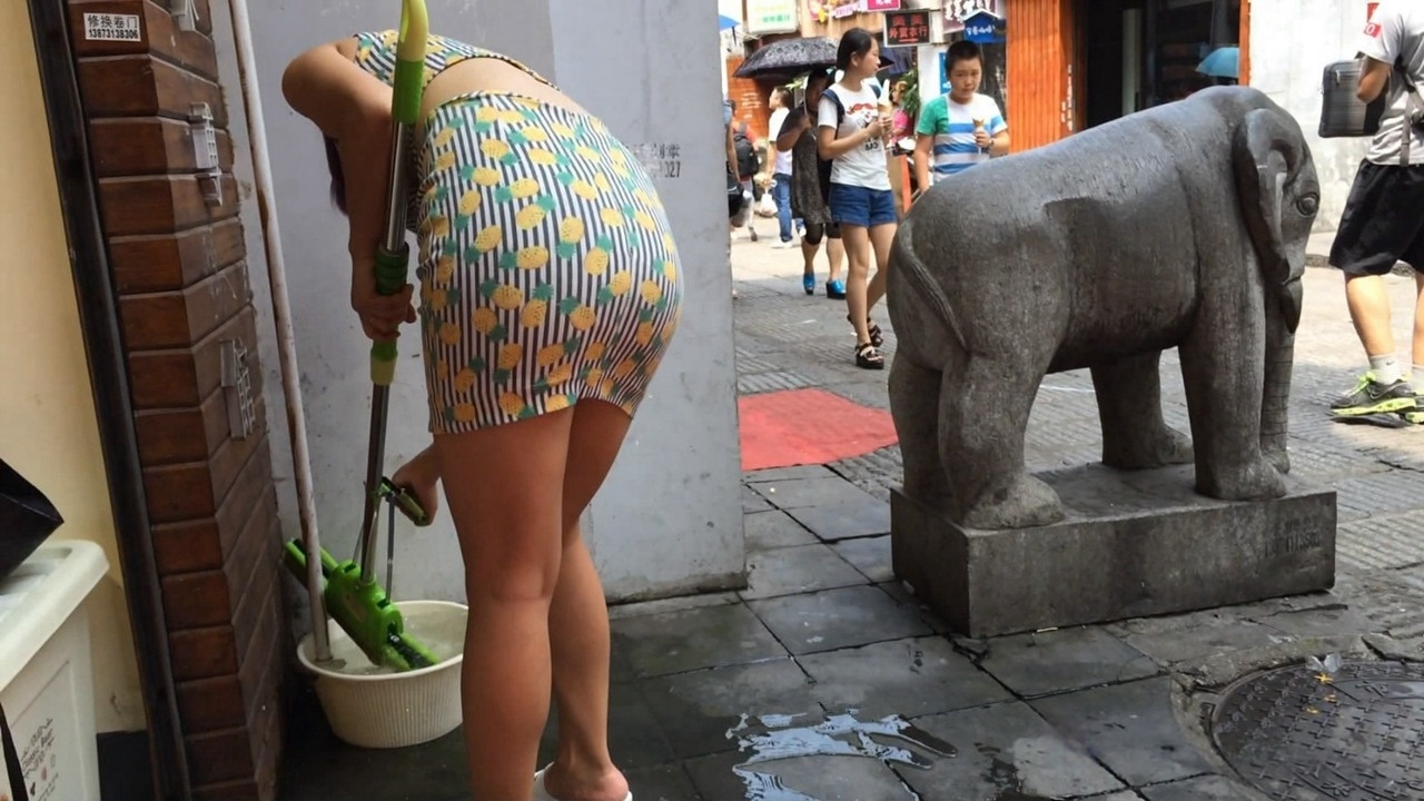 雨伞店花色包臀裙大臀老板娘[MP4/2GB]