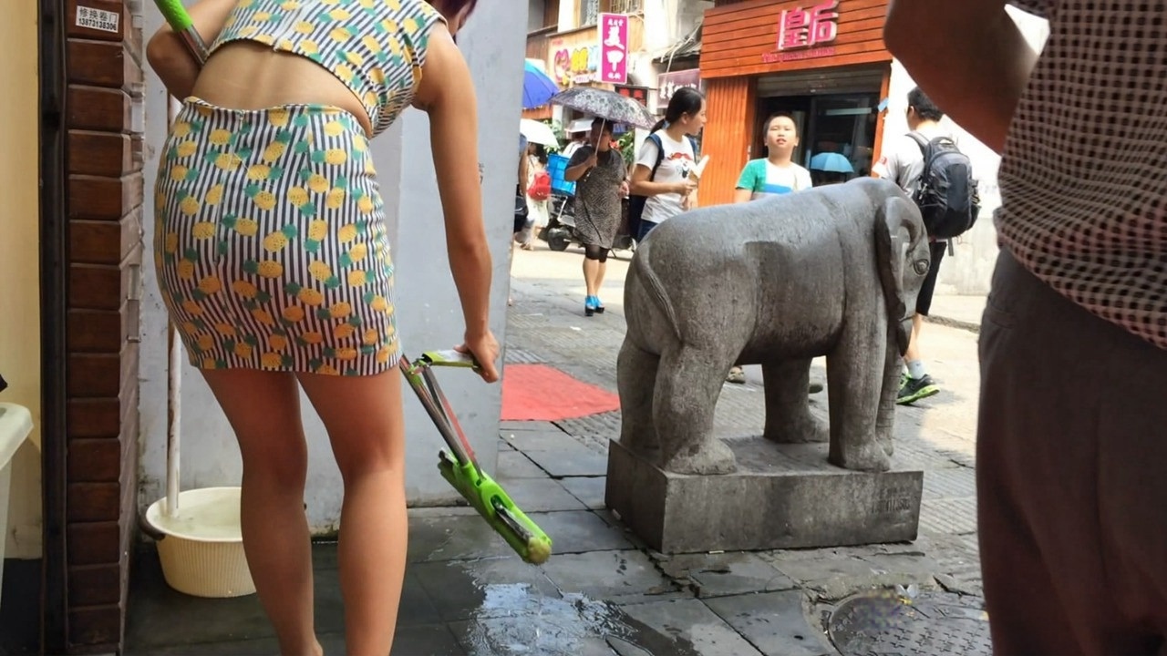 雨伞店花色包臀裙大臀老板娘[MP4/2GB]