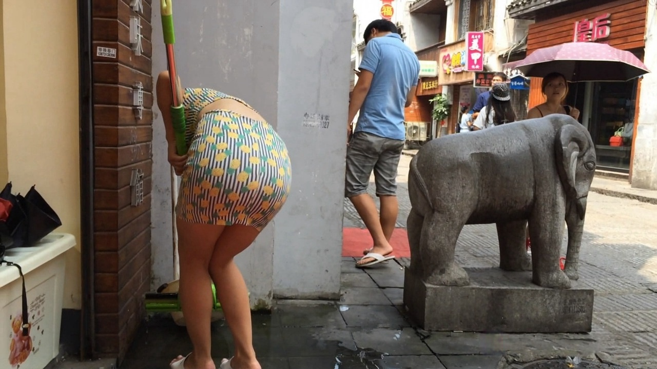 雨伞店花色包臀裙大臀老板娘[MP4/2GB]