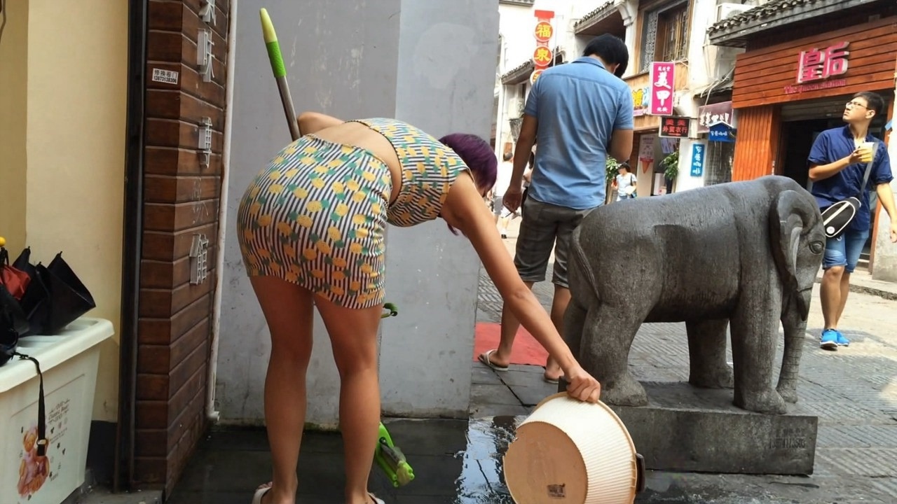 雨伞店花色包臀裙大臀老板娘[MP4/2GB]