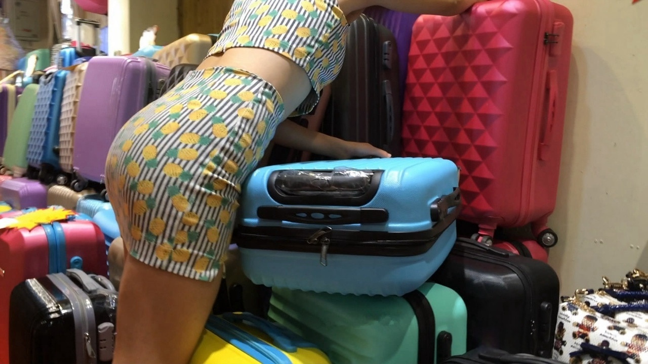 雨伞店花色包臀裙大臀老板娘[MP4/2GB]