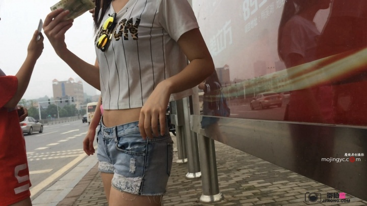 公交长腿白嫩美眉[MP4/3GB]