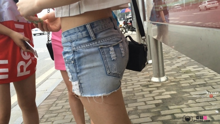 公交长腿白嫩美眉[MP4/3GB]