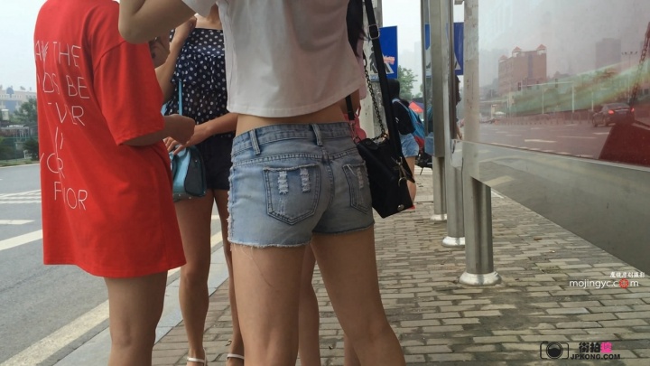 公交长腿白嫩美眉[MP4/3GB]