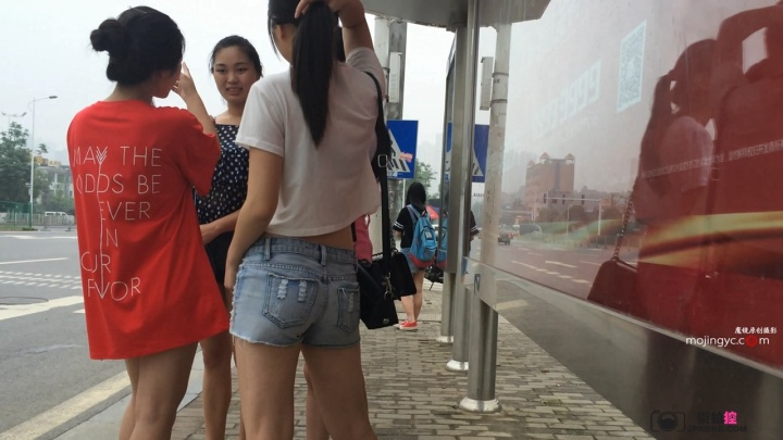 公交长腿白嫩美眉[MP4/3GB]