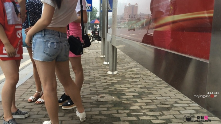 公交长腿白嫩美眉[MP4/3GB]