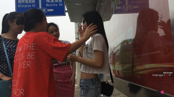 公交长腿白嫩美眉[MP4/3GB]