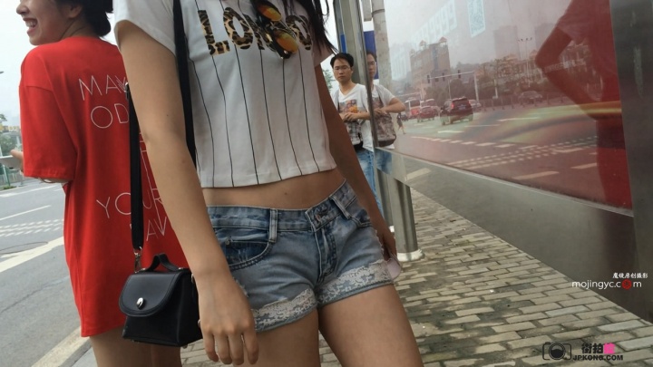 公交长腿白嫩美眉[MP4/3GB]