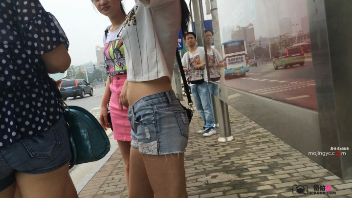 公交长腿白嫩美眉[MP4/3GB]