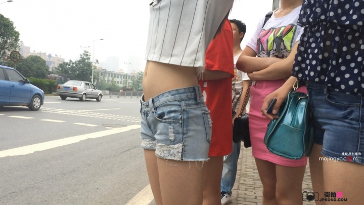 公交长腿白嫩美眉[MP4/3GB]