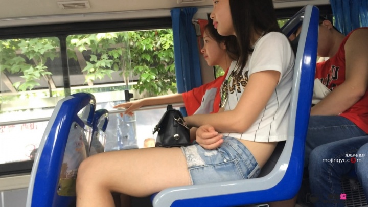 公交长腿白嫩美眉[MP4/3GB]