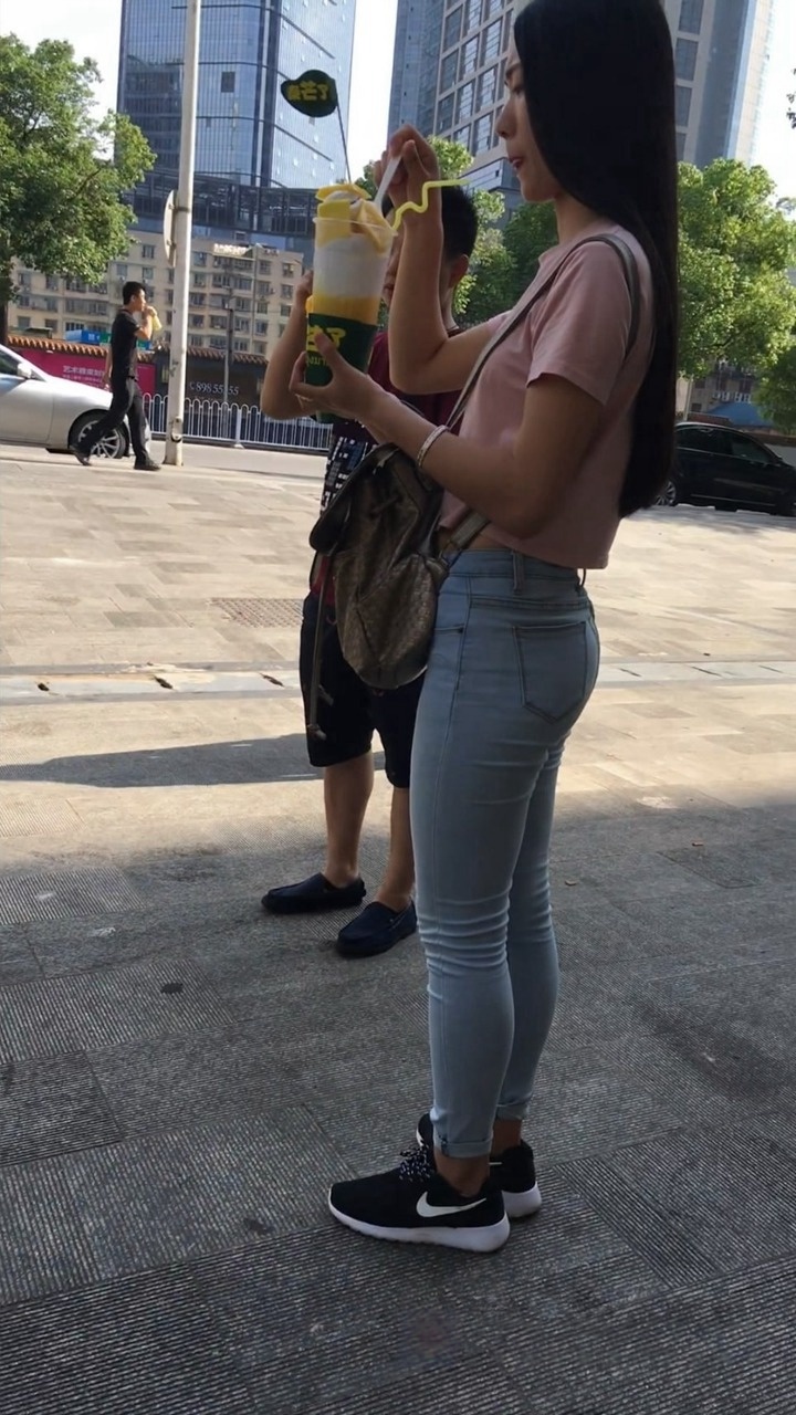 喝冷饮等公交的蓝牛小妹[MP4/1.9GB]