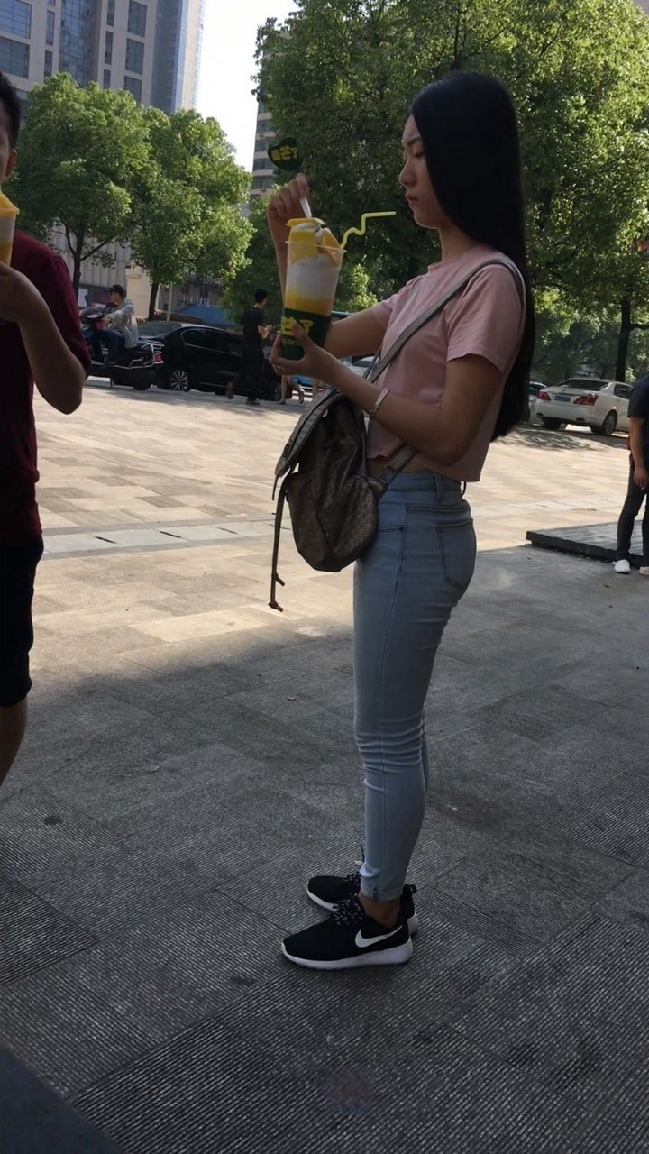 喝冷饮等公交的蓝牛小妹[MP4/1.9GB]