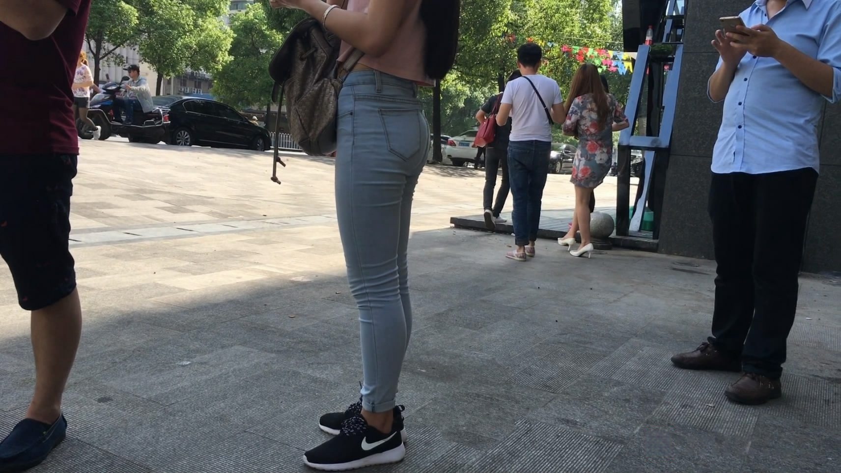 喝冷饮等公交的蓝牛小妹[MP4/1.9GB]